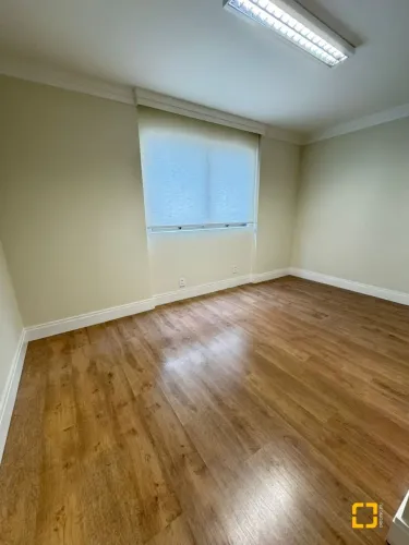 Sala com 35m2 privativos, lavabo, copa e 1 vaga de garagem - Centro - Fpolis/SC