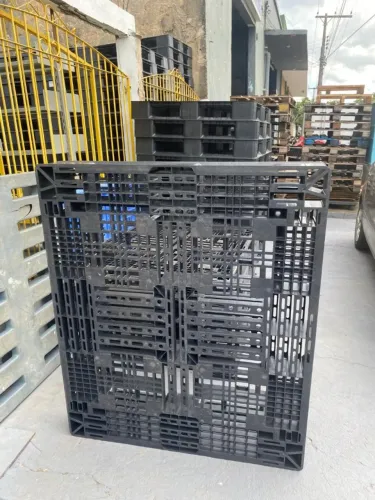 Paletes de plástico reforçado Características: Cor: Preto Capacidade: 2 toneladas