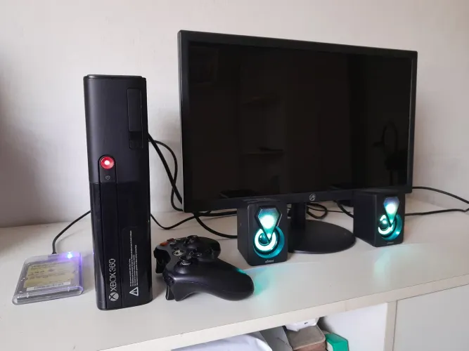 Xbox 360 E (super slim) 250GB + kit completo - Leia descrição!