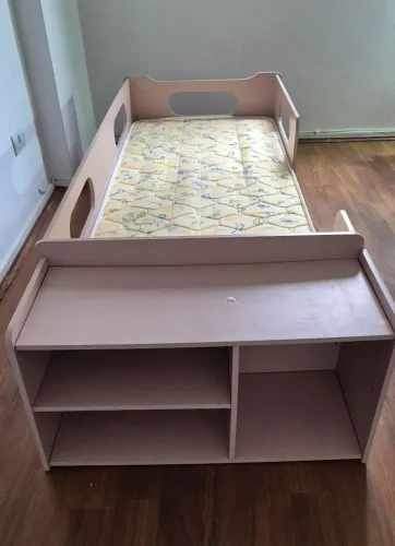 Cama Infantil Montessoriana, semi nova, cor rosa antigo.