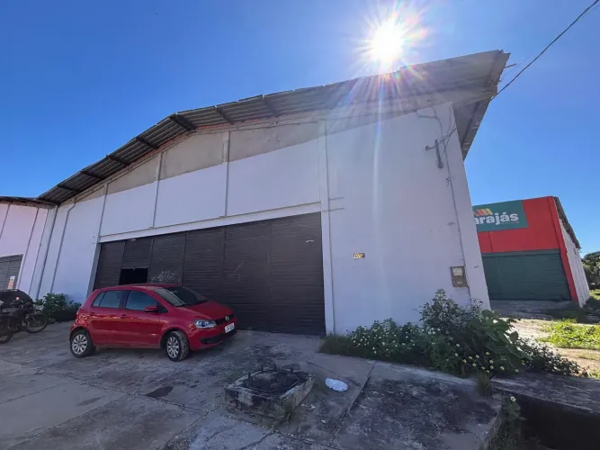GALPÃO MEDINDO APROXIMADAMENTE 880M² COM ESCRITORIO, 2 BANHEIROS E COPA