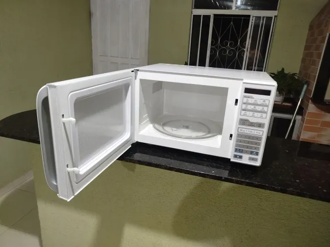 Microondas Midea 31L 127v, bem conservado, funcionando perfeitamente, esquenta super bem.
