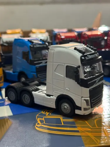 Miniatura Caminhão Volvo FH escala 1/50 com Luz e Som R$50,00 CADA