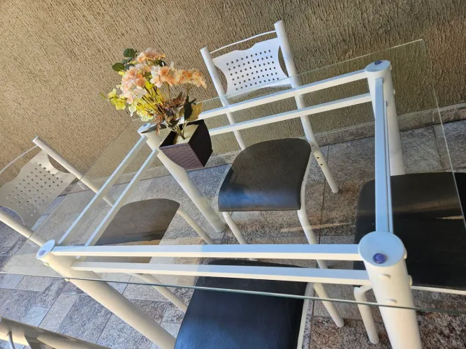 Mesa com 4 cadeiras, Entrego também!!