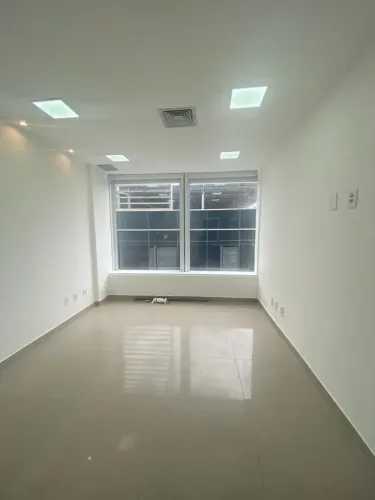 VENDO SALA COMERCIAL NO Condomínio A5 ( 23 mts)