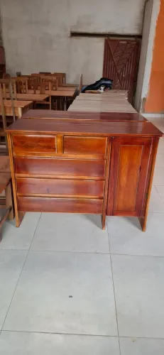 Cômoda de madeira maciça