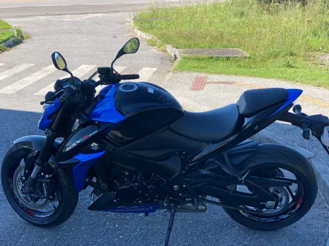 GSXS 1000 zerada sem detalhes. 
