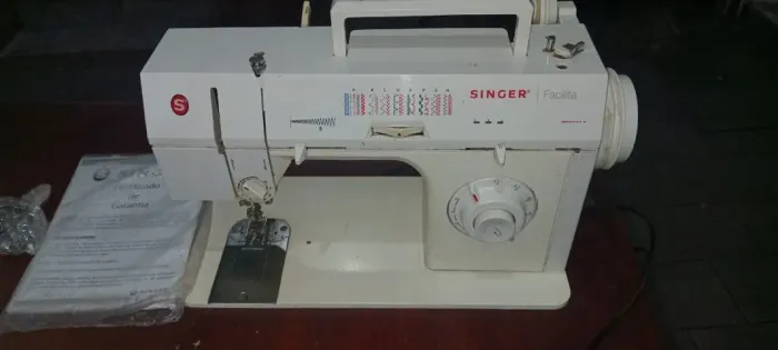 Maquina de costura Singer Facilita portátil com Gabinete opcional.