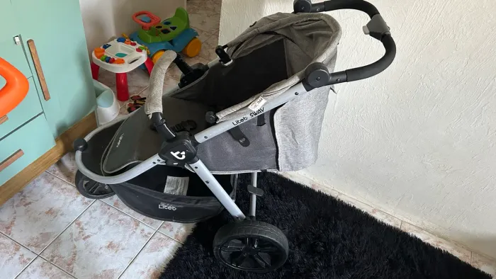 Carrinho de bebê e outros acessórios 