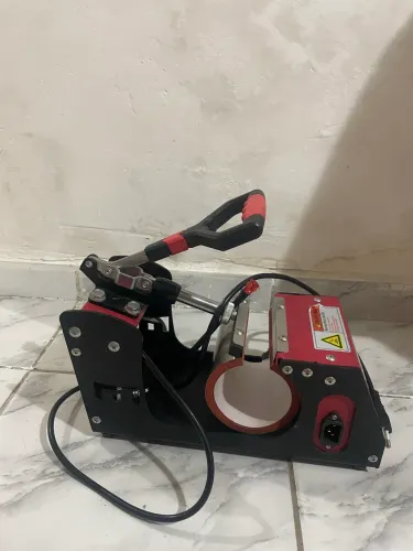 Máquina para estampar canecas