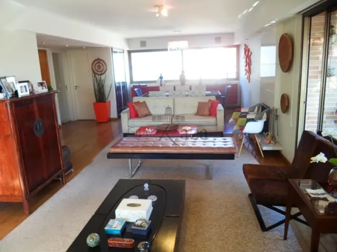 Apartamento - Perdizes - 4 Dormitórios - 240m².