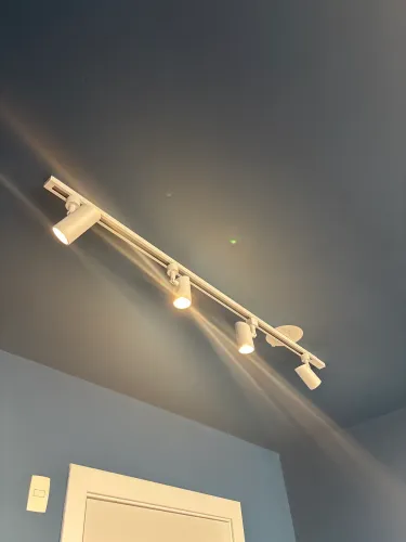 Trilho de iluminação 1,50m com 04 spots dicróica 3000k. 