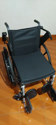 Vende-se cadeira de rodas