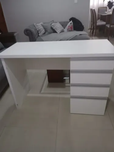 Vendo mesa de escritório em mdf com 4 gavetas.