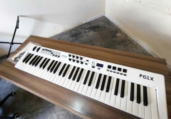 Teclado controlador MIDI USB AMW P61X! Tá novo usado 3 vezes apenas pra testes