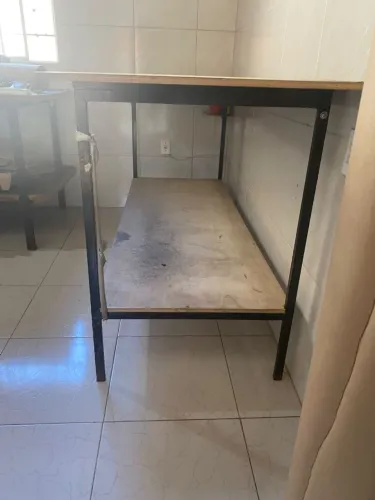 Mesa de corte bem conservada