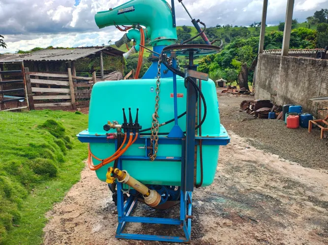 Pulverizador canhão 600 litros trator