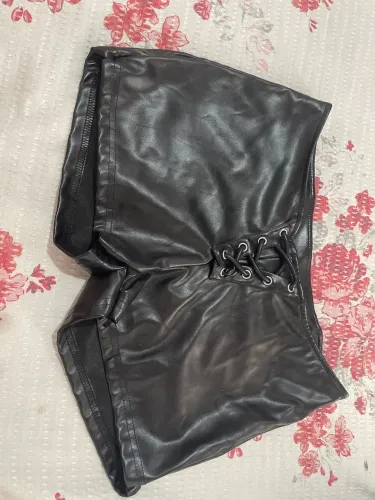Short de couro cintura baixa da SHEIN BAE
