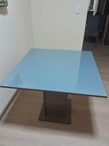Mesa de jantar tampo de vidro 90 cm de largura por 80 de altura.
