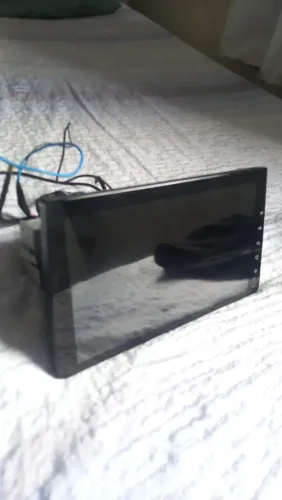 Tela 9 polegadas precisa colocar o rabicho da entrada USB, fora isso tem apenas 3 meses