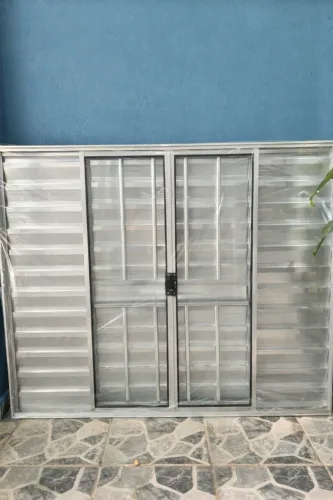 JANELA PARA QUARTO VENEZIANA 6 FOLHAS BRILHANTE