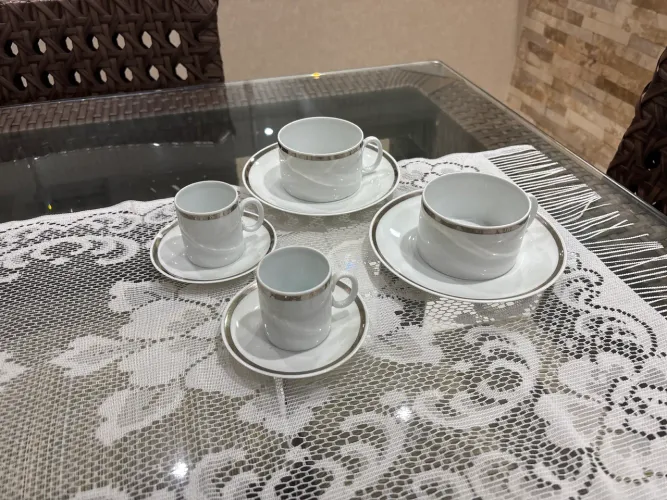 Jogo de xícaras para cafezinho e café em porcelana