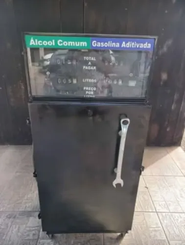 Bomba gasolina restaurada ( Adega )