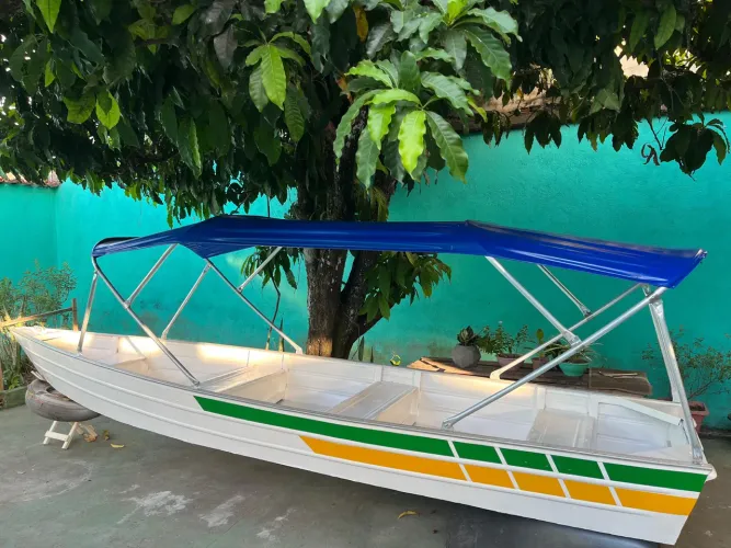 Vendo barco 5 metros com capota (WhatsApp *45)