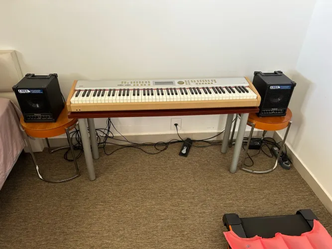 Piano Korg SP-500 + 2 Roland CM-30 + Case + Pedal + Cabos: R$8.200,00.Aceito proposta.