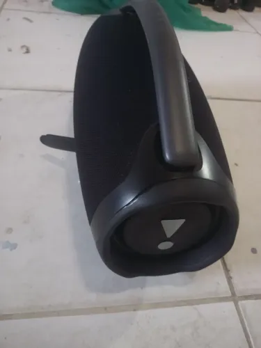 JBL boombox3 toda perfeita,não tem nenhum defeito som de qualidade.
