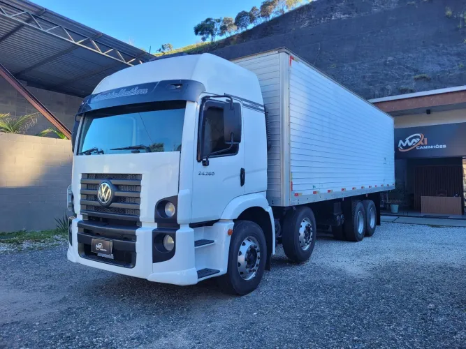 VW 24-280 Bitruck 8×2 2015 Cabine Leito Teto Alto | V-Tronic 6 Marchas