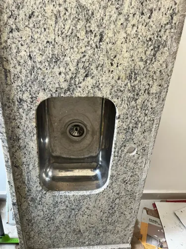 Vendo três pias uma de cozinha duas de banheiro