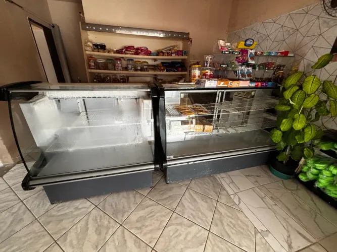 Balcões de padaria com geladeira e balcão