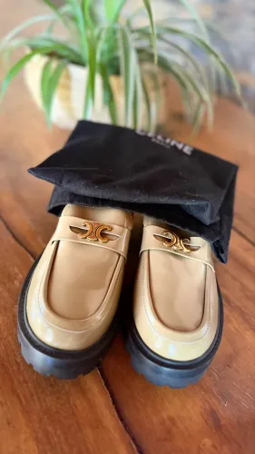 Mocassim Feminino Tratorado Off-White com Detalhe Dourado - [Celine Paris- tamanho 40]