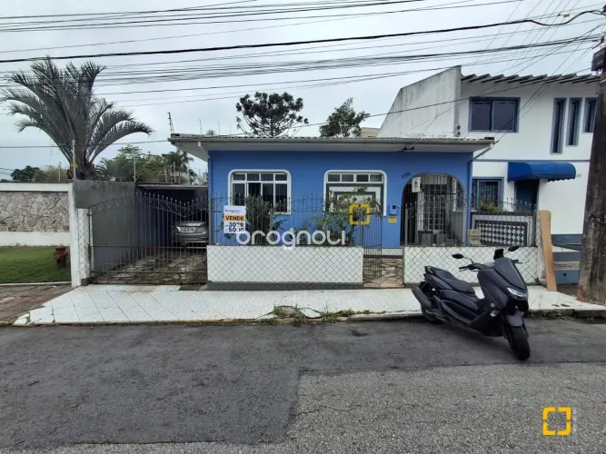 Casa com 03 dormitórios sendo 01 suite no bairro Estreito em Florianópolis