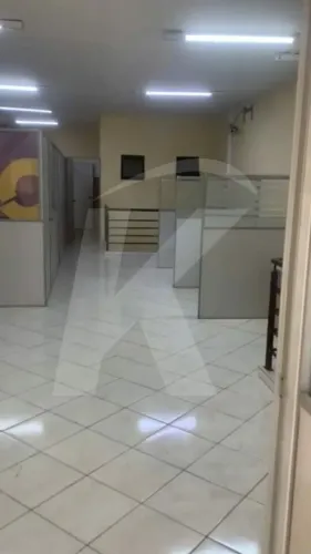Sala comercial de 120m2, 2 banheiros em avenida de grande movimento a poucos minutos do me