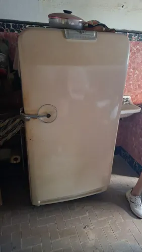 Vendo geladeira antiga funcionando em perfeitas condições
