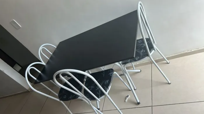 Mesa Leve com 4 Cadeiras