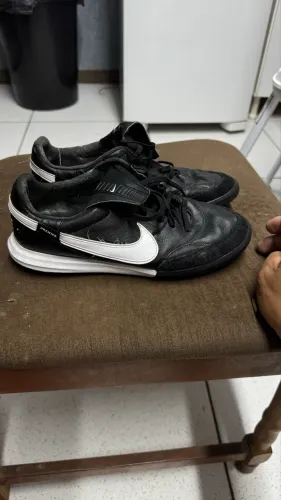 Chuteira de society nike 40