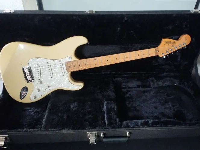 Tagima Big redstockfender invertido (Jimi Hendrix)