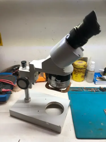 Microscópio binocular