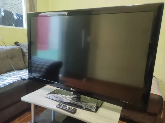 TV LG 47" Full HD e Tecnologia Cinema 3D - Ótimo estado e acompanha controle remoto