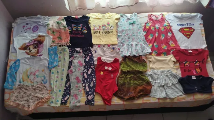 Lote de roupinha de menina com 20 peças 