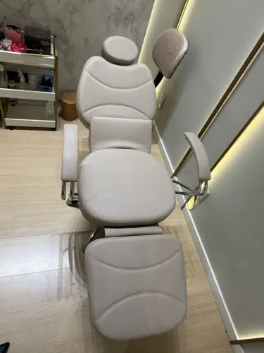 Cadeira e maca estética