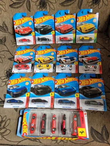 Coleção Espetacular com 17 Ferraris Hot Wheels.
