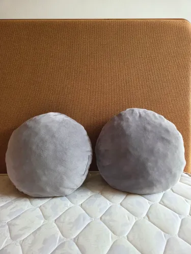 Dupla de almofadas redondas novas da Camicado super macias na cor cinza