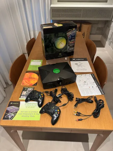 Xbox Clássico na caixa com HD 2 TB e dois controles