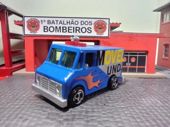 LOTE MINIATURAS DE FURGÕES HW E MAJORETTE.
