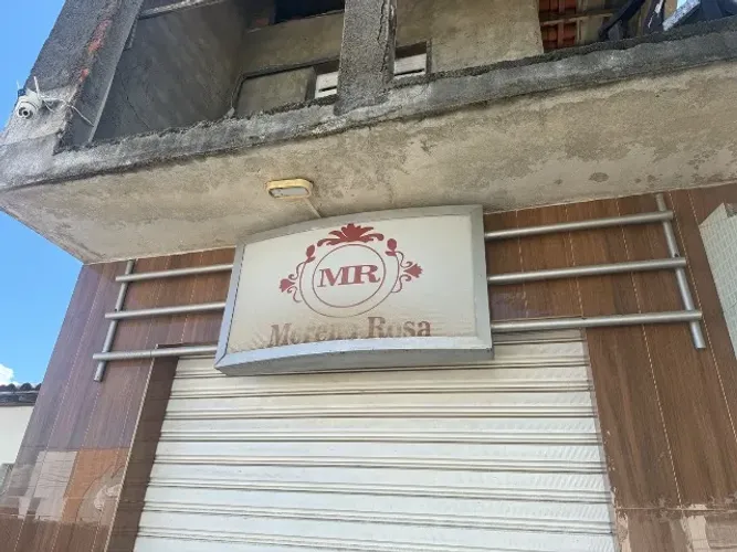Placa para fachada de estabelecimento, acende pois possui sistema de lâmpadas internamente