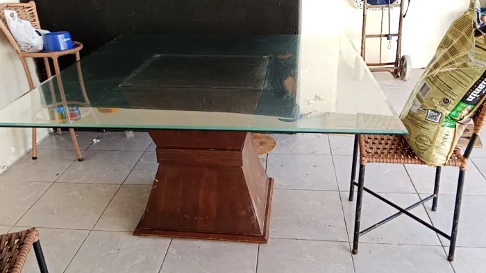 Vendo mesa de 6 cadeiras